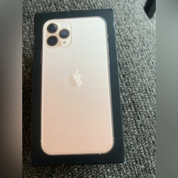 Unlocked iPhone 11 Pro 256 gb gold broken front screen
